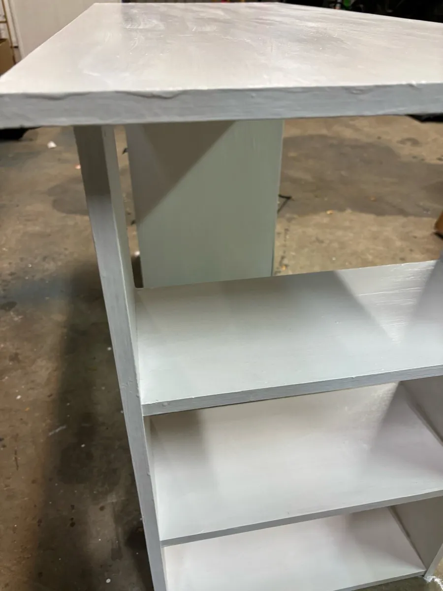 White desk - Image 2