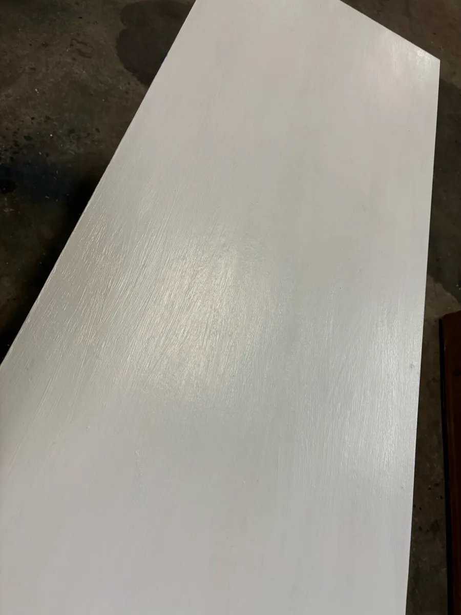 White desk - Image 3