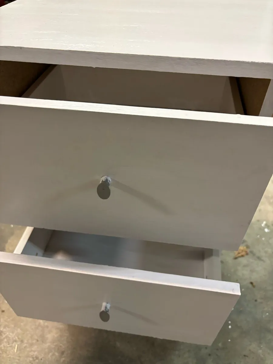 White desk - Image 4