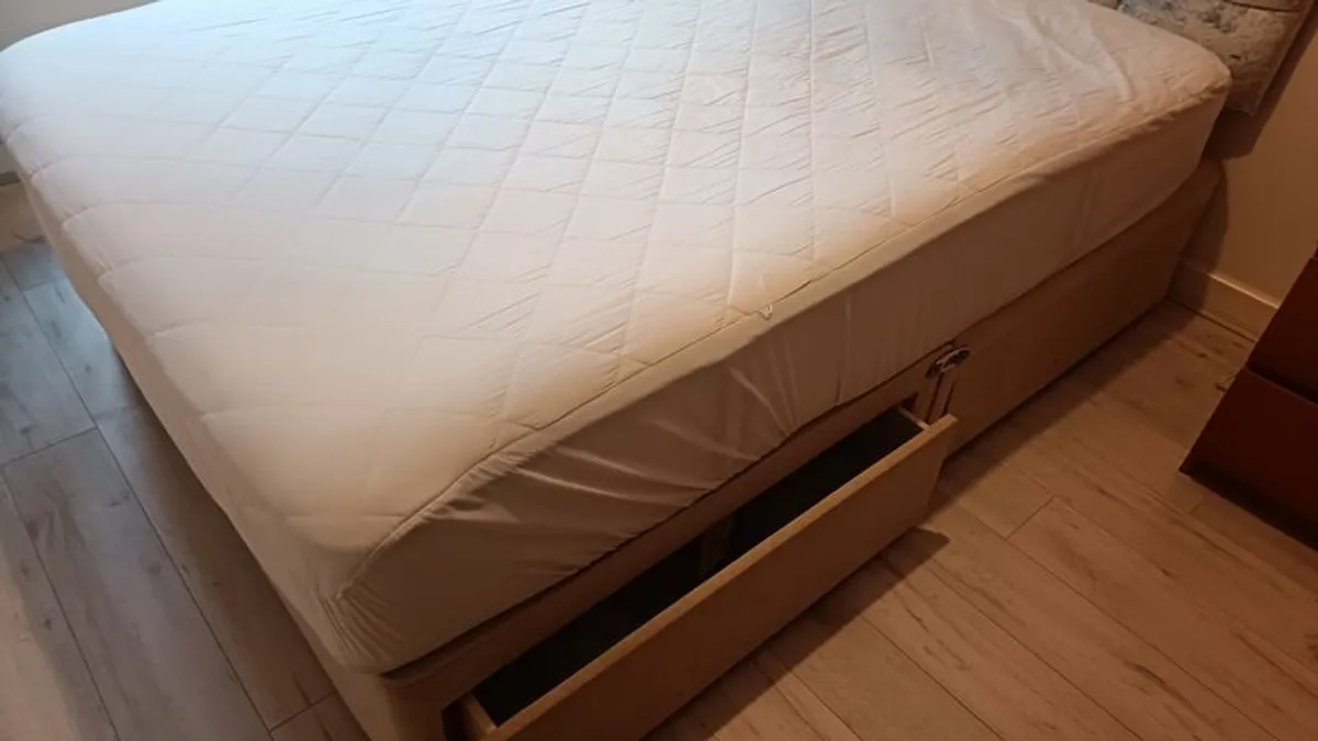 Queen size bed with matress and headboard - Image 2