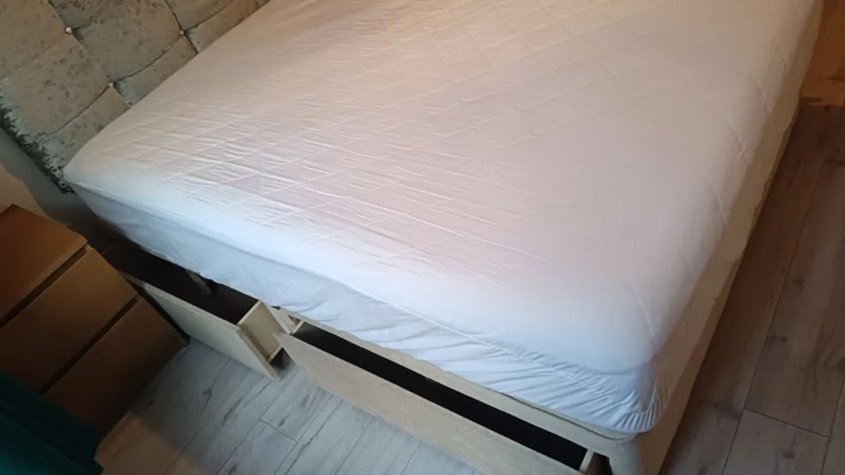 Queen size bed with matress and headboard - Image 3