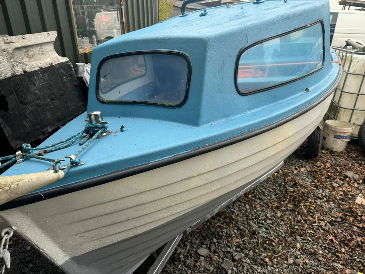 13ft fibreglass Boat incl Motor - Image 1