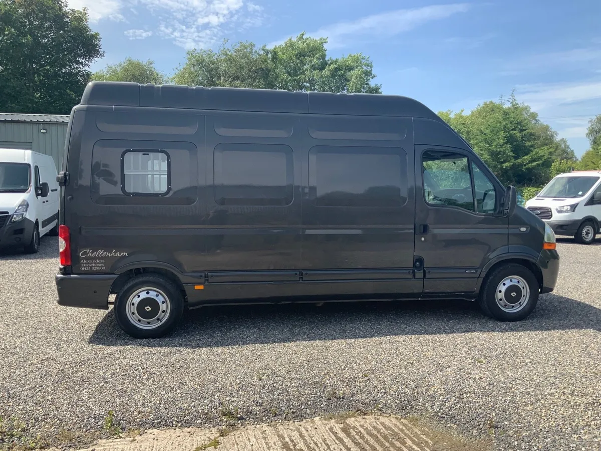 Renault Master Horsebox 🐎 on ( Car licence  ) . - Image 3