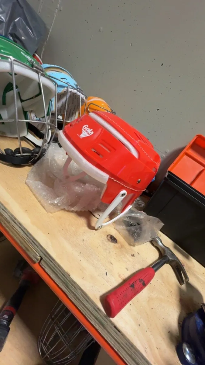 Red gola helmet - Image 1