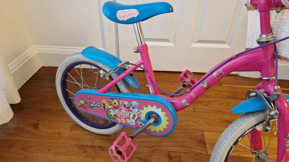 Bike with front basket - Image 1