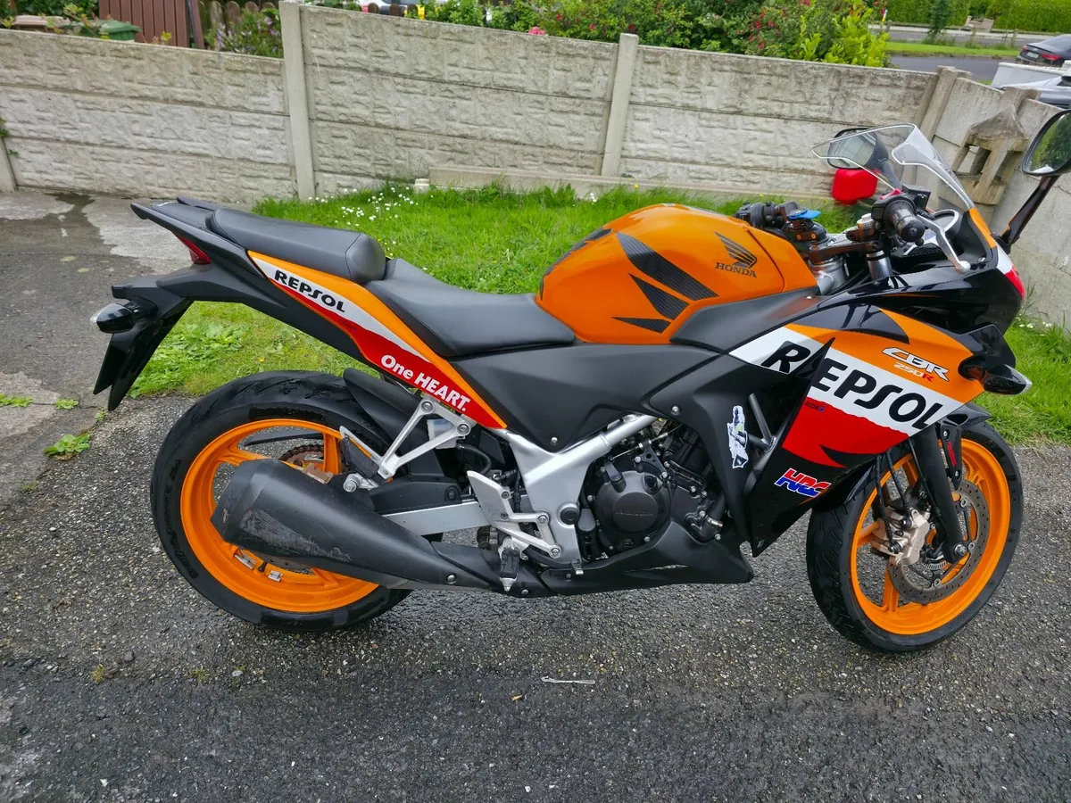 Honda CBR 250r 2013 ~Repsol~ - Image 2