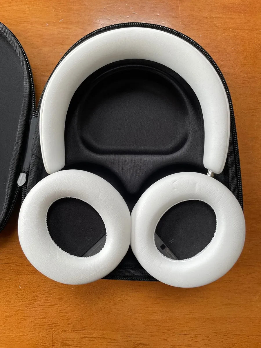 White Urbanista MIAMI Headphones - Image 4