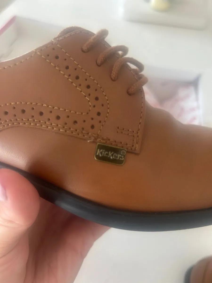 Boys brown shoes - Image 1