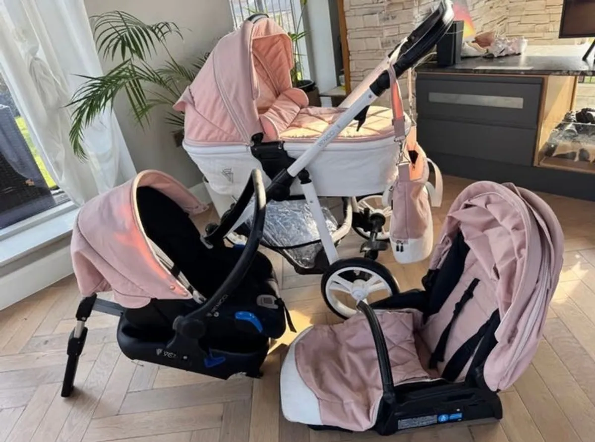 Venicci Pram pink & white leather - Image 1
