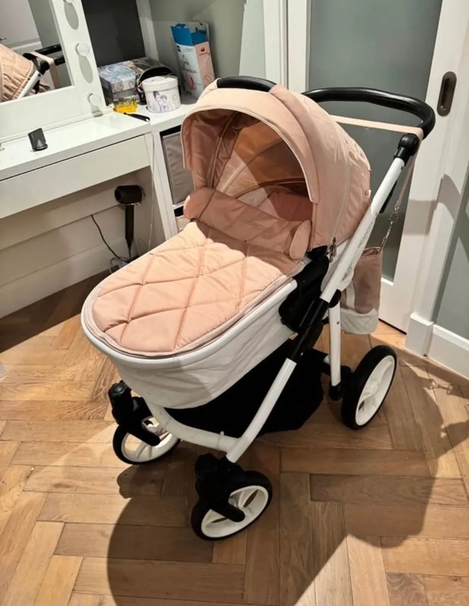 Venicci Pram pink & white leather - Image 4