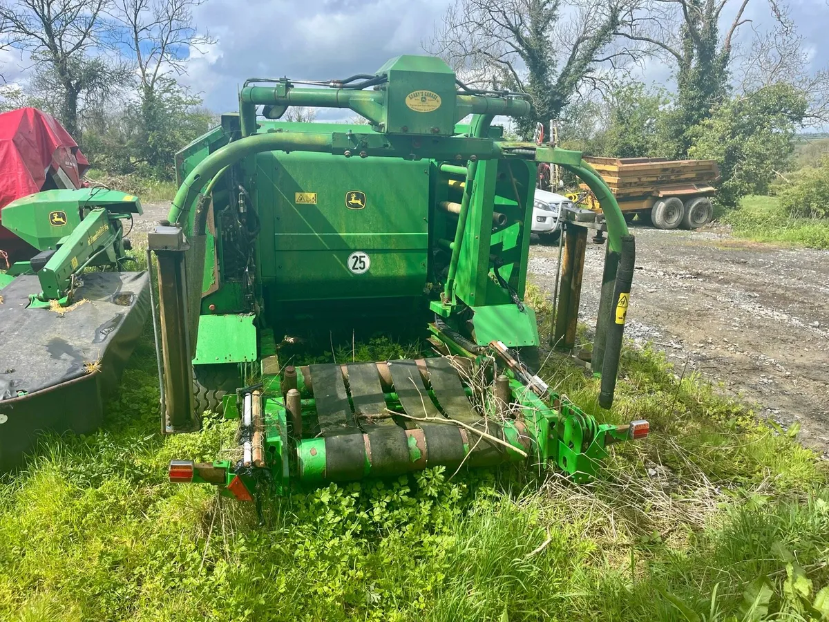 2010  John Deere 744 Round Baler - Image 2