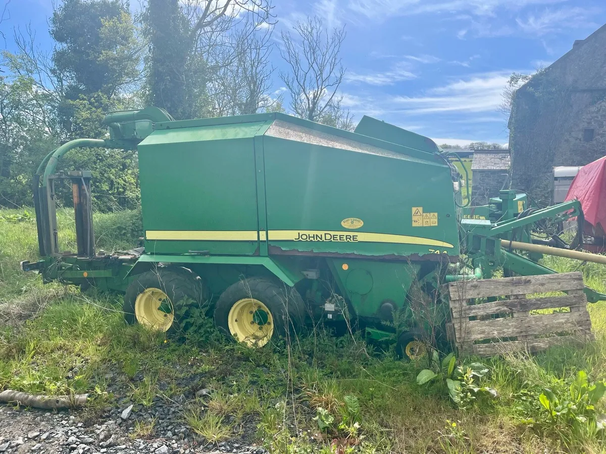 2010  John Deere 744 Round Baler - Image 4
