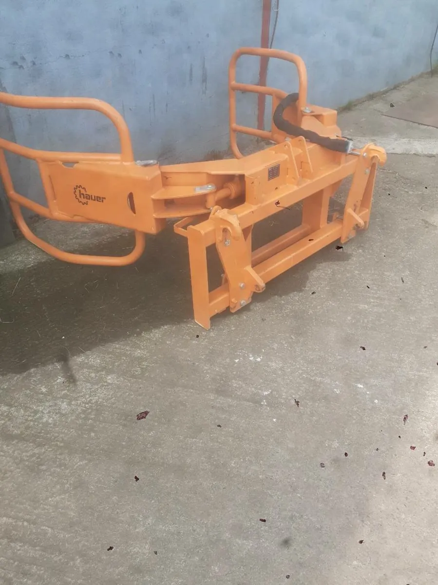 Softhands round bale stacker - Image 1