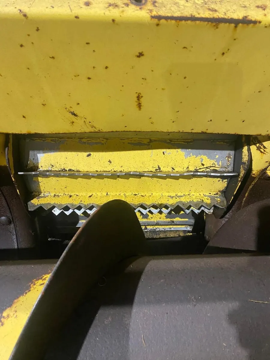 New Holland 525 Trailed Harvester - Image 4