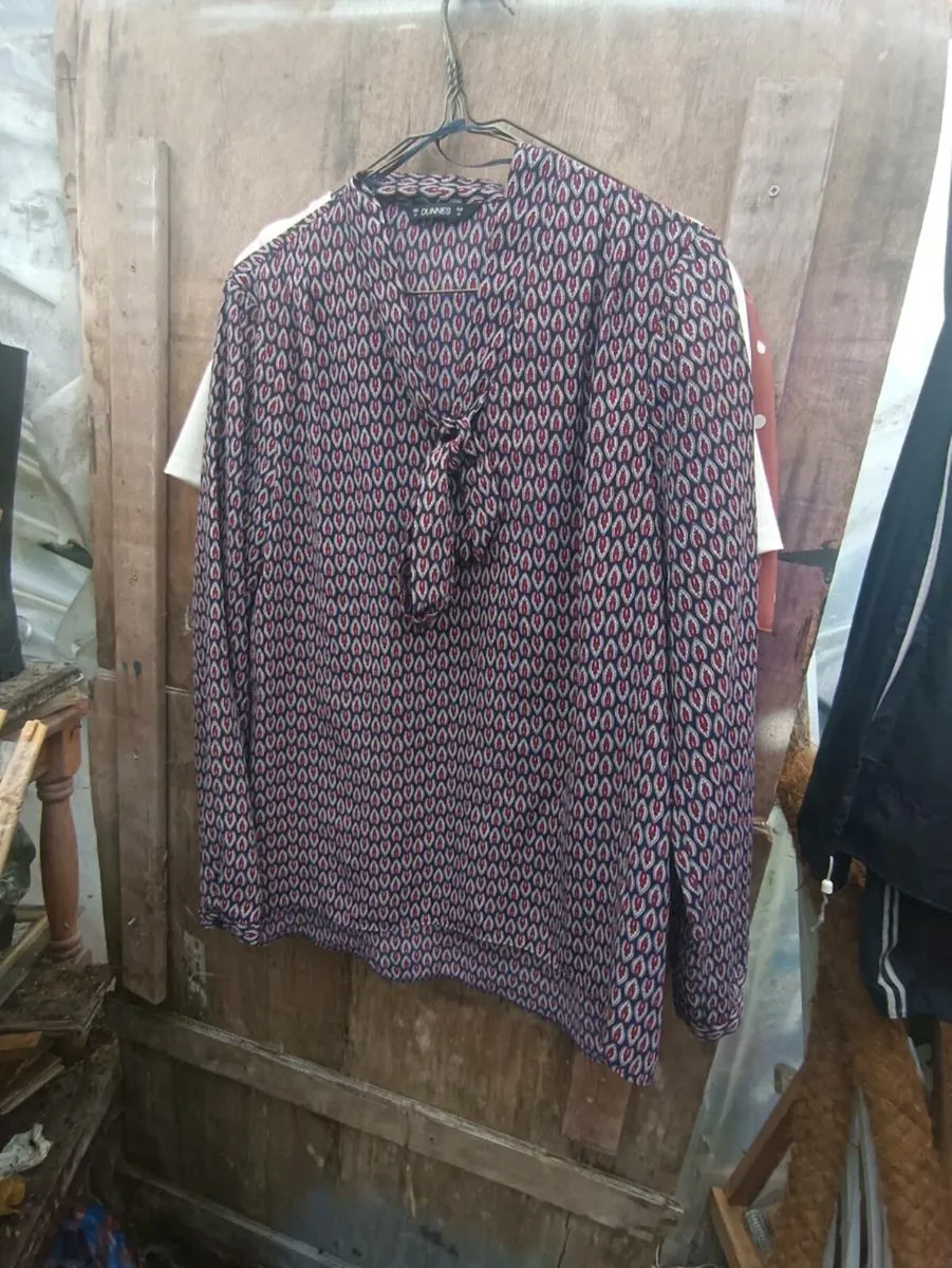 6 beautiful ladies blouses, almost NEW size 14 - Image 3