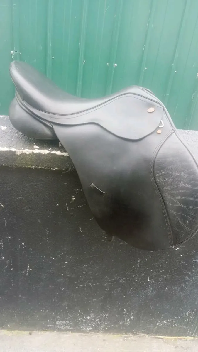 17 1/2 inch Kent and masters saddle - Image 1