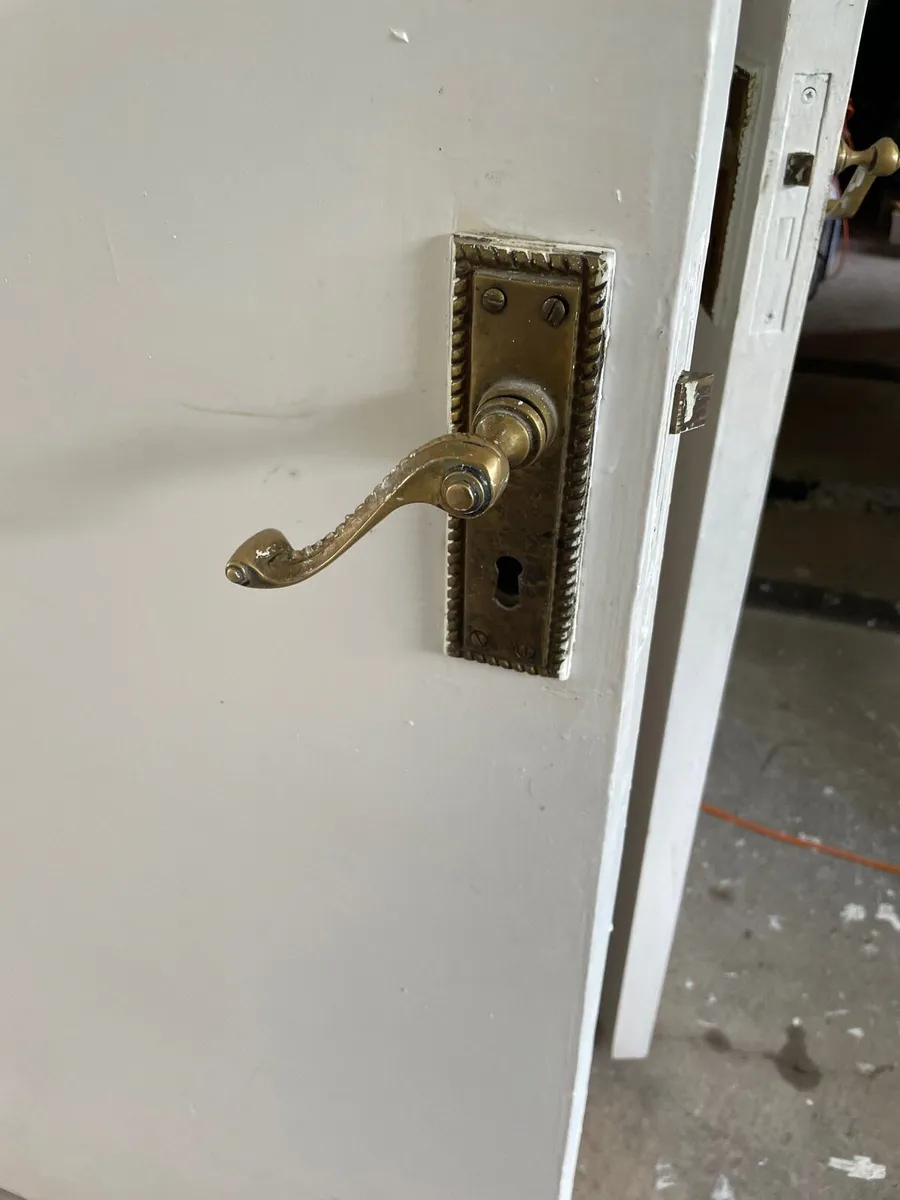 Door handles and locks - Image 3