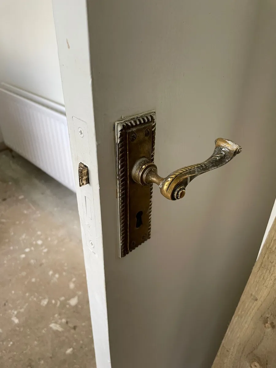 Door handles and locks - Image 4