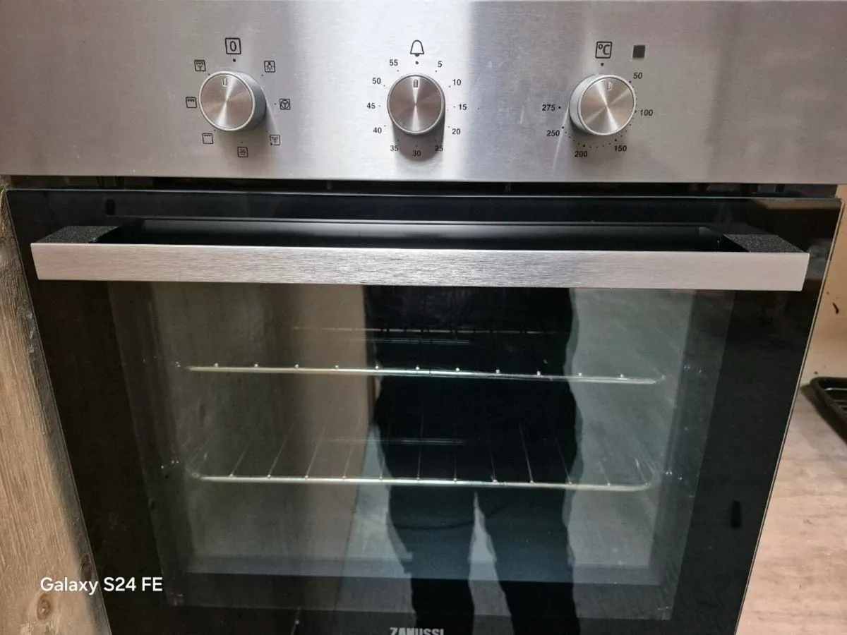 Zanussi Single Oven and Siemens Induction Hob - Image 4