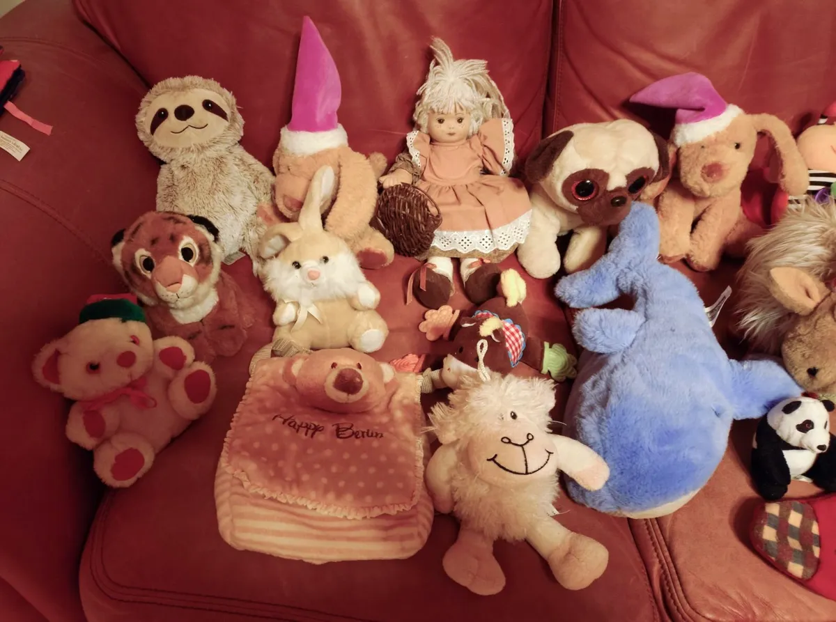 LOTS OF SOFT TOYS (USED). - Image 2