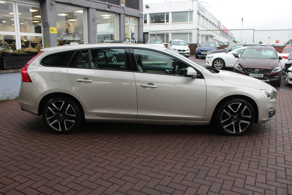 VOLVO V60 2.0D4 SE LUXURY 5DR ESTATE AUTOMATIC - Image 3