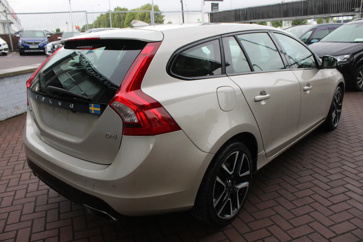 VOLVO V60 2.0D4 SE LUXURY 5DR ESTATE AUTOMATIC - Image 4