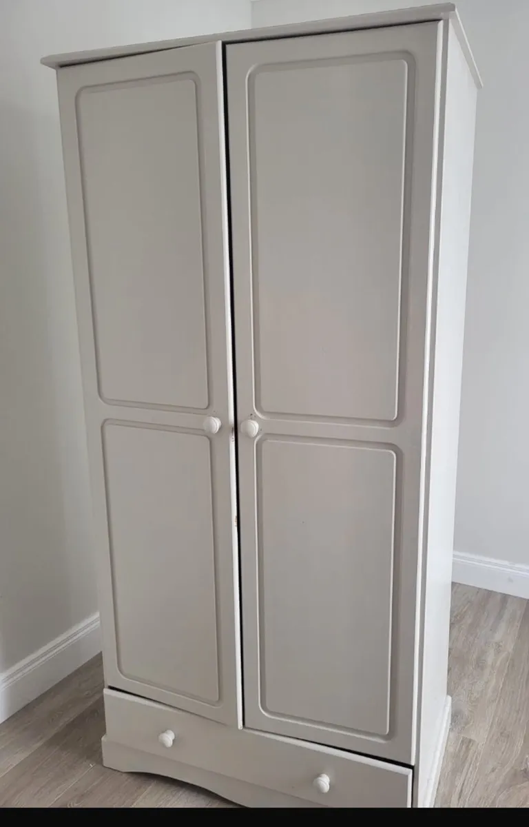 Single wardrobe