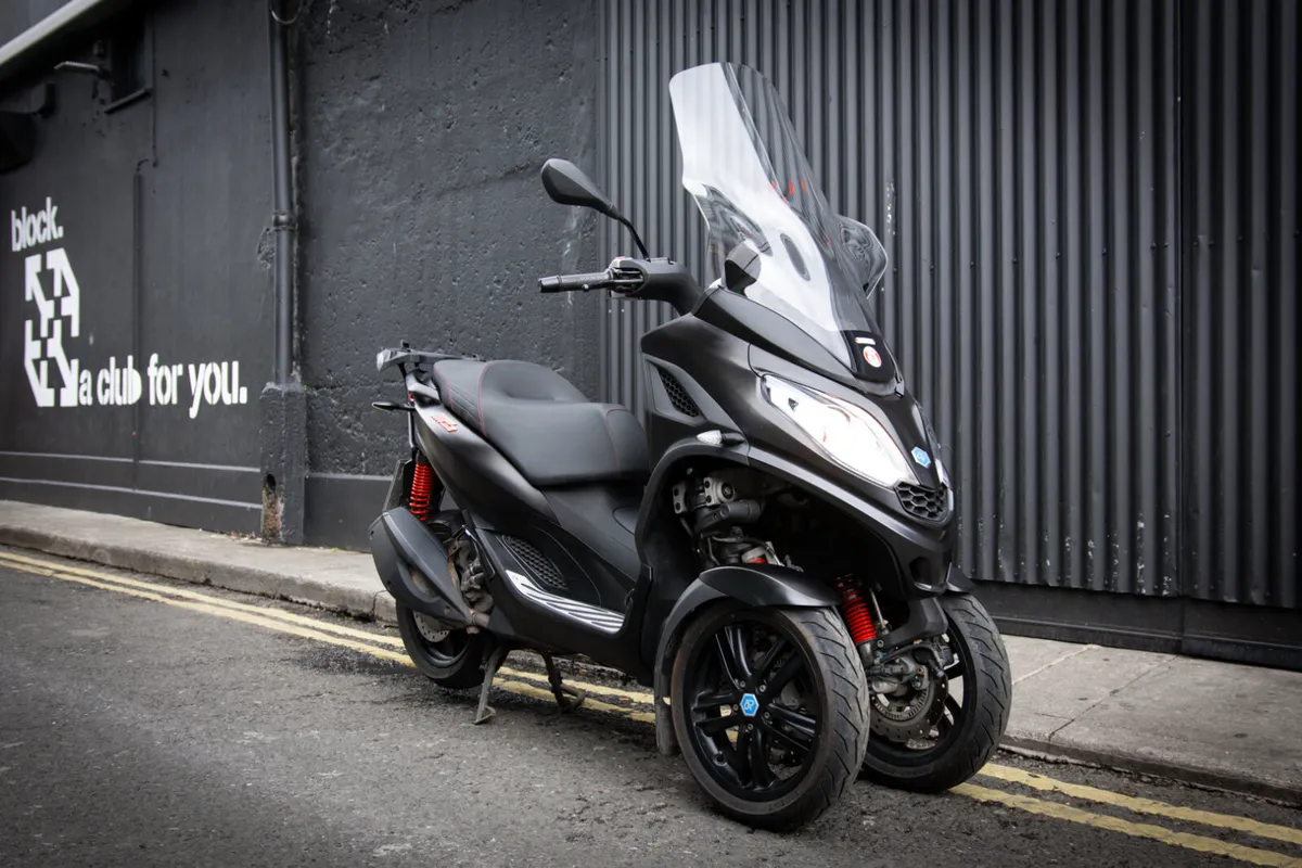Piaggio MP3 300cc 2022 - Image 2