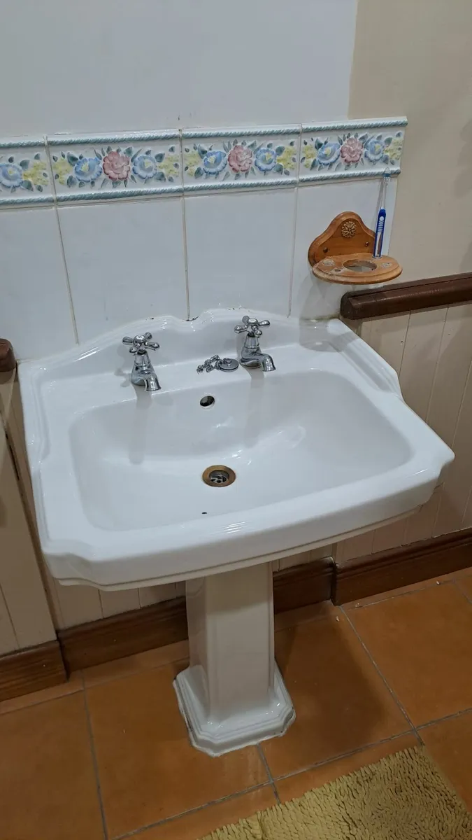 Bathroom Heritage Sink and Toilet - Image 2