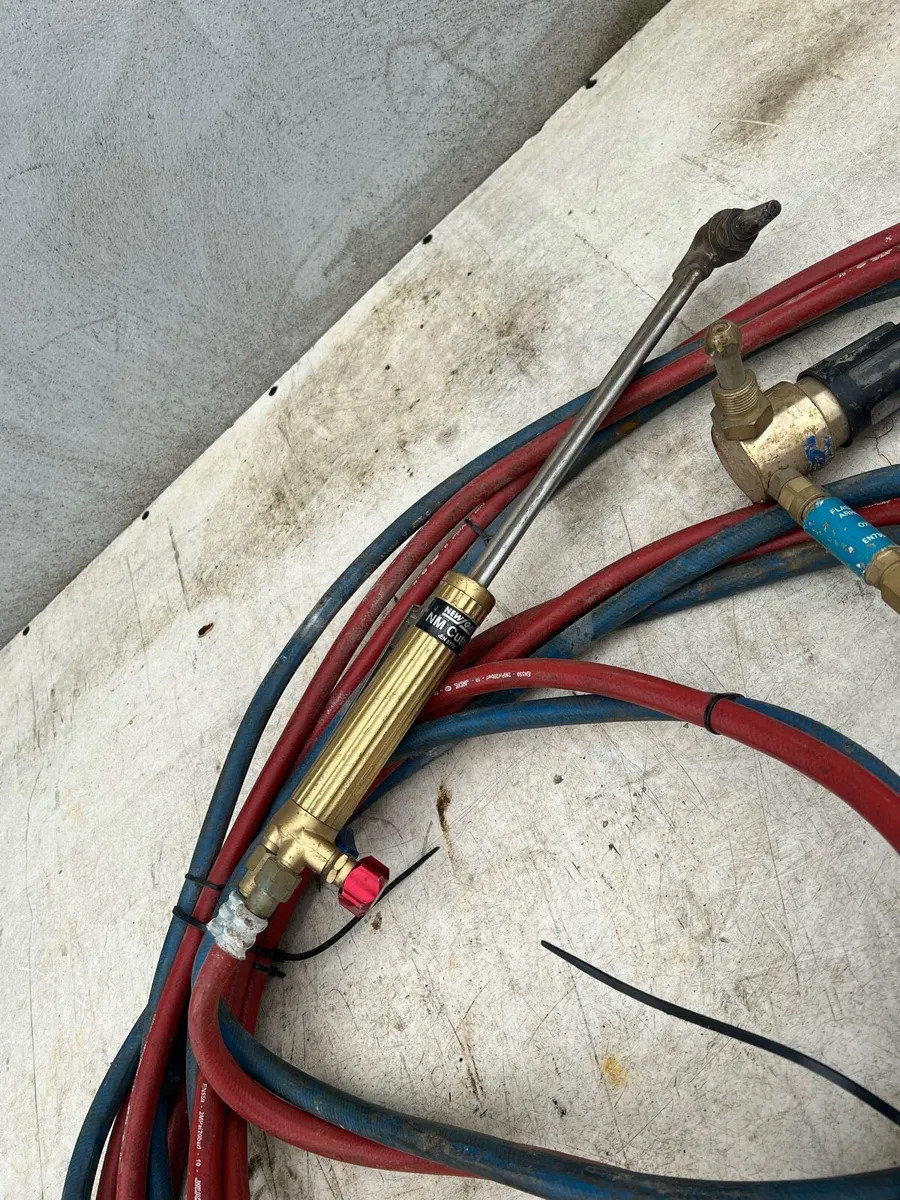 Oxygen Acetlyene Cutting torch, hoses and gauges - Image 2