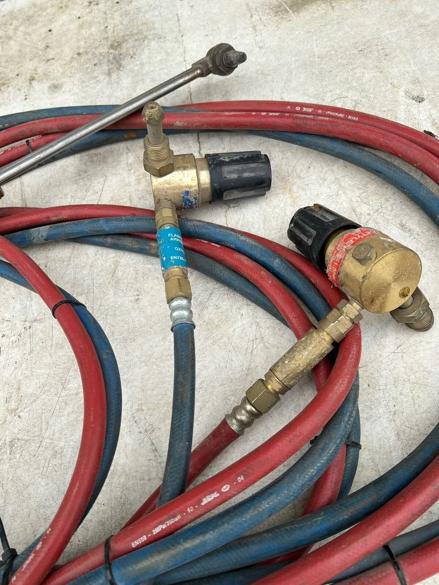 Oxygen Acetlyene Cutting torch, hoses and gauges - Image 3