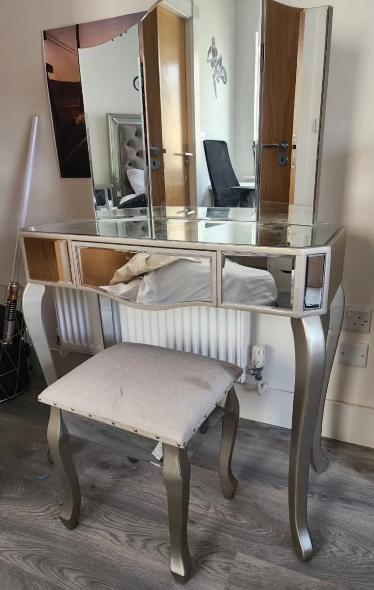 Makeup mirror desk with chair