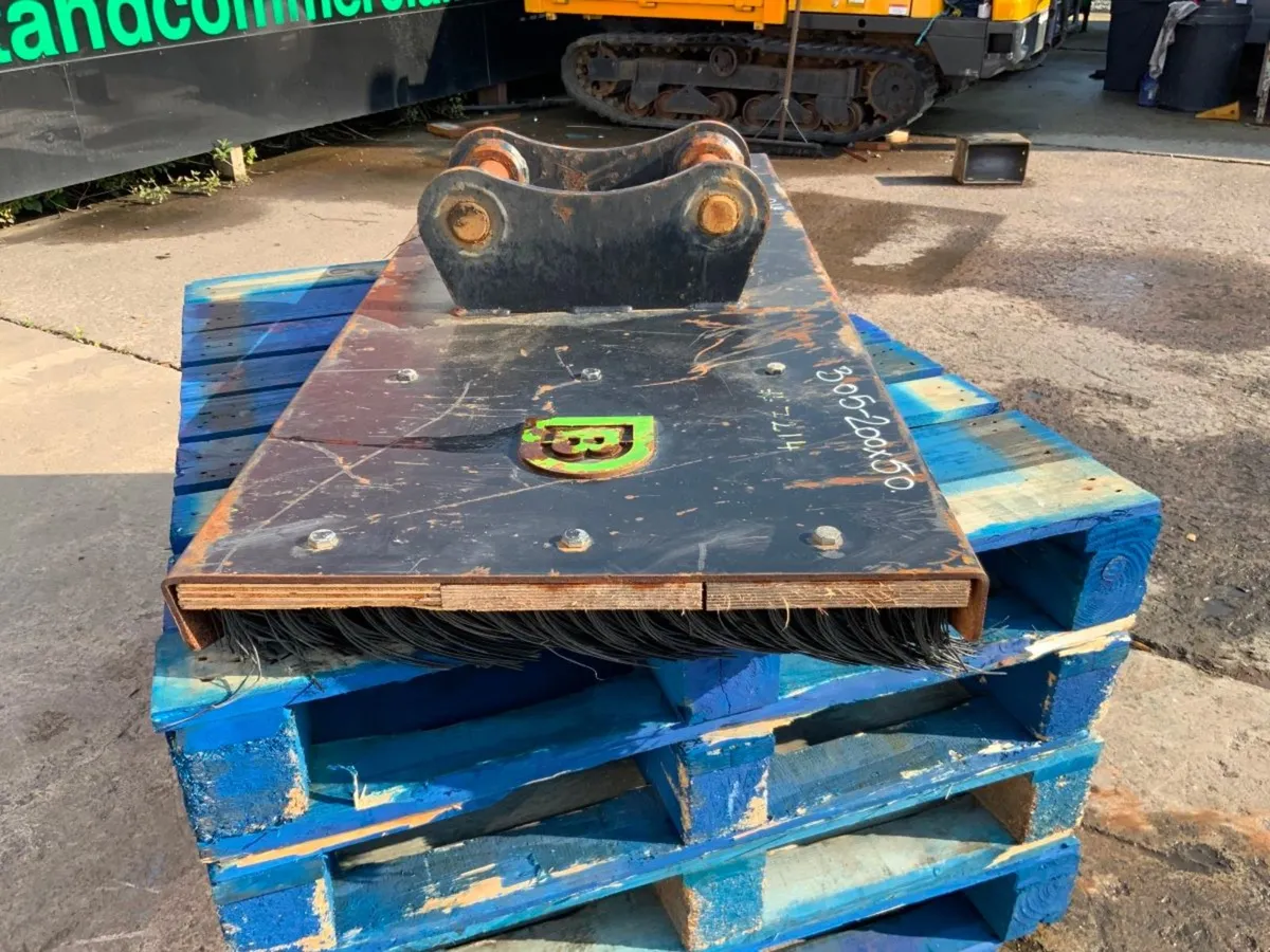 60" DIGBIT MINI DIGGER ROAD BRUSH....50mm PINS..7 - Image 3