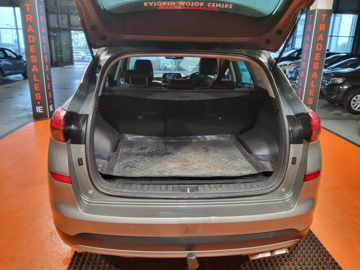 Hyundai Tucson 2WD Executive Plus - Image 4