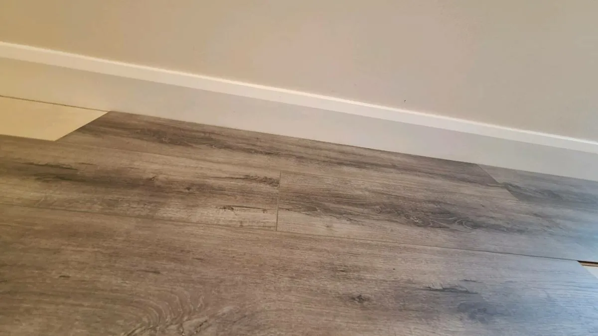 New 7mm light grey malaga laminated flooring - Image 3