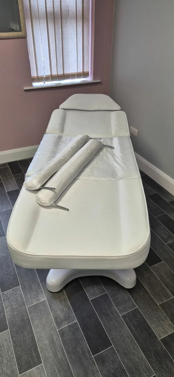 Salon/Massage bed - Image 1