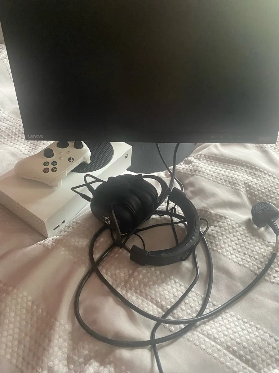 Xbox Series S, Controller, Monitor and Headset