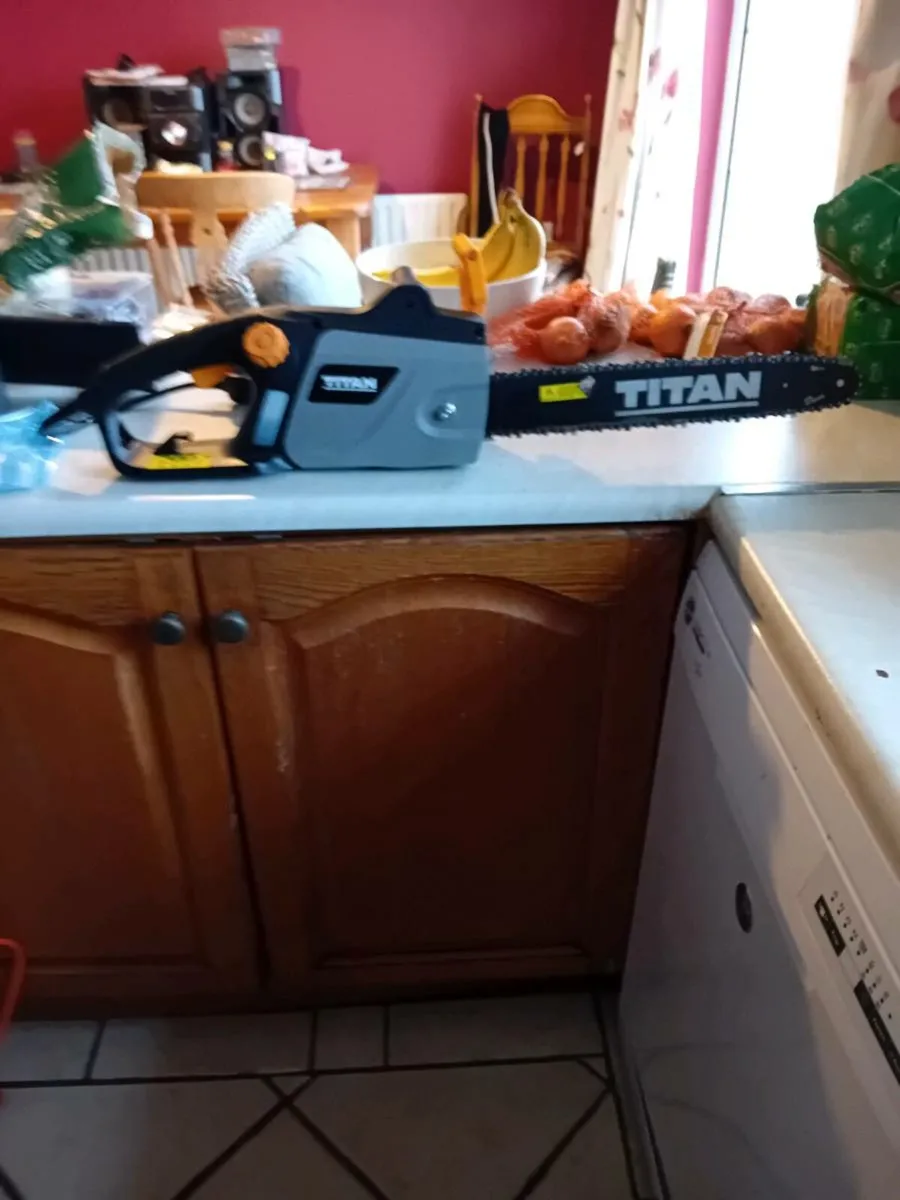 FOR SALE TITAN ELECTRIC   2000w - Image 1