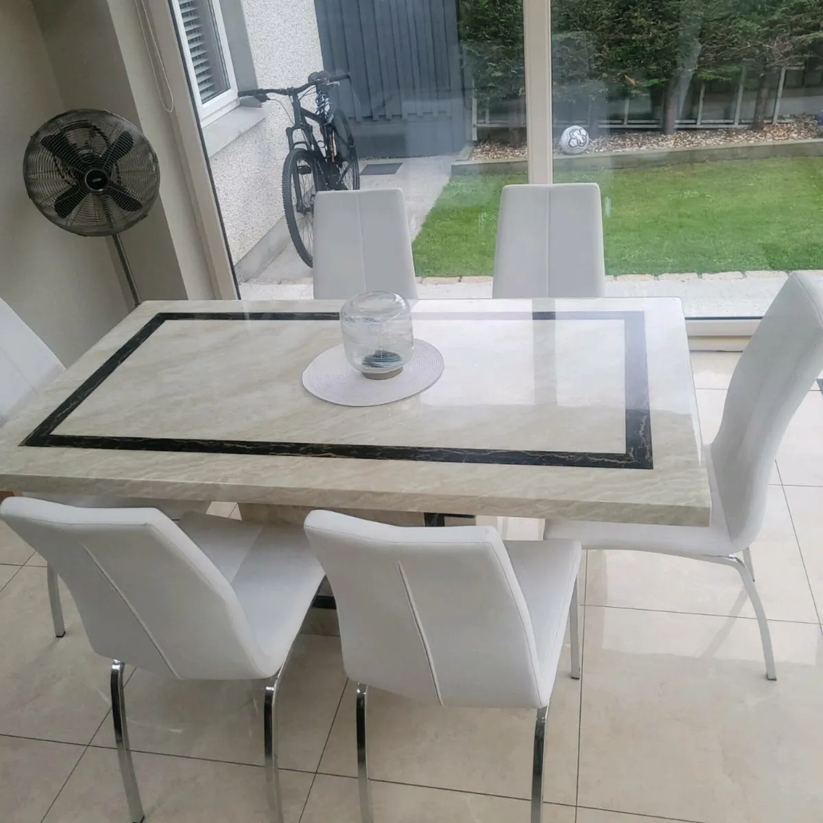 Table and chairs - Image 1