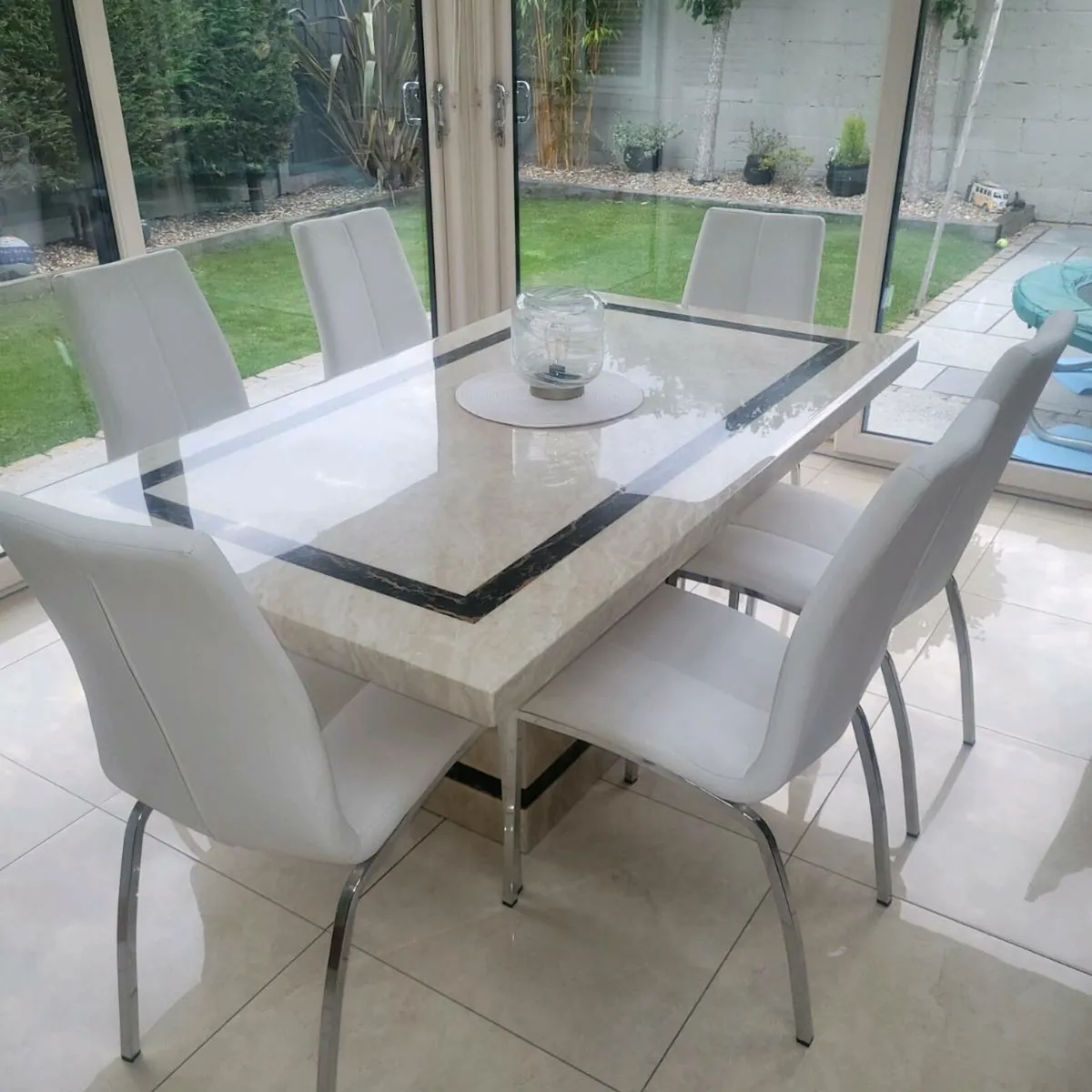 Table and chairs - Image 2