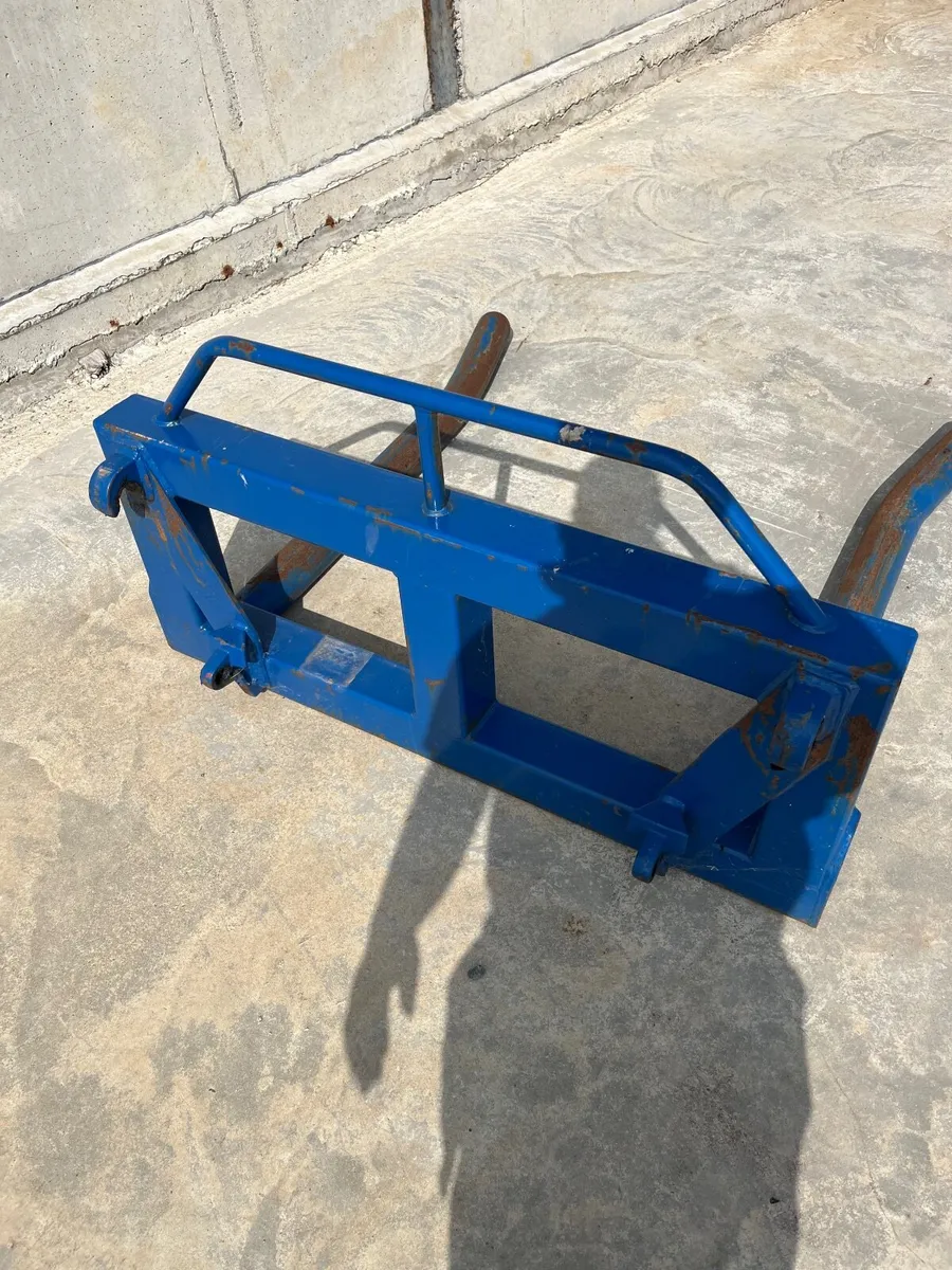 BALE LIFTERS - Image 2