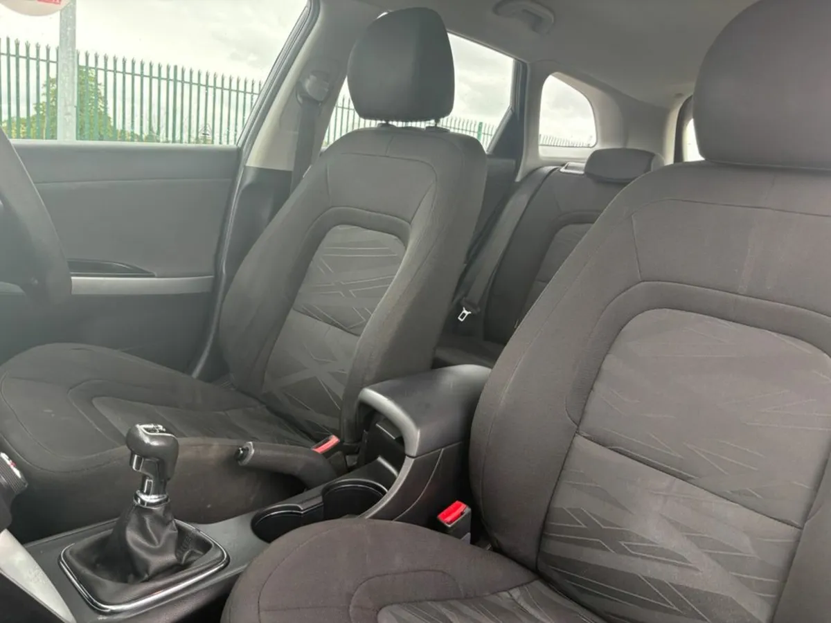 Kia Ceed SW CRDI Excellent Condition! BLUETOOTH AI - Image 4