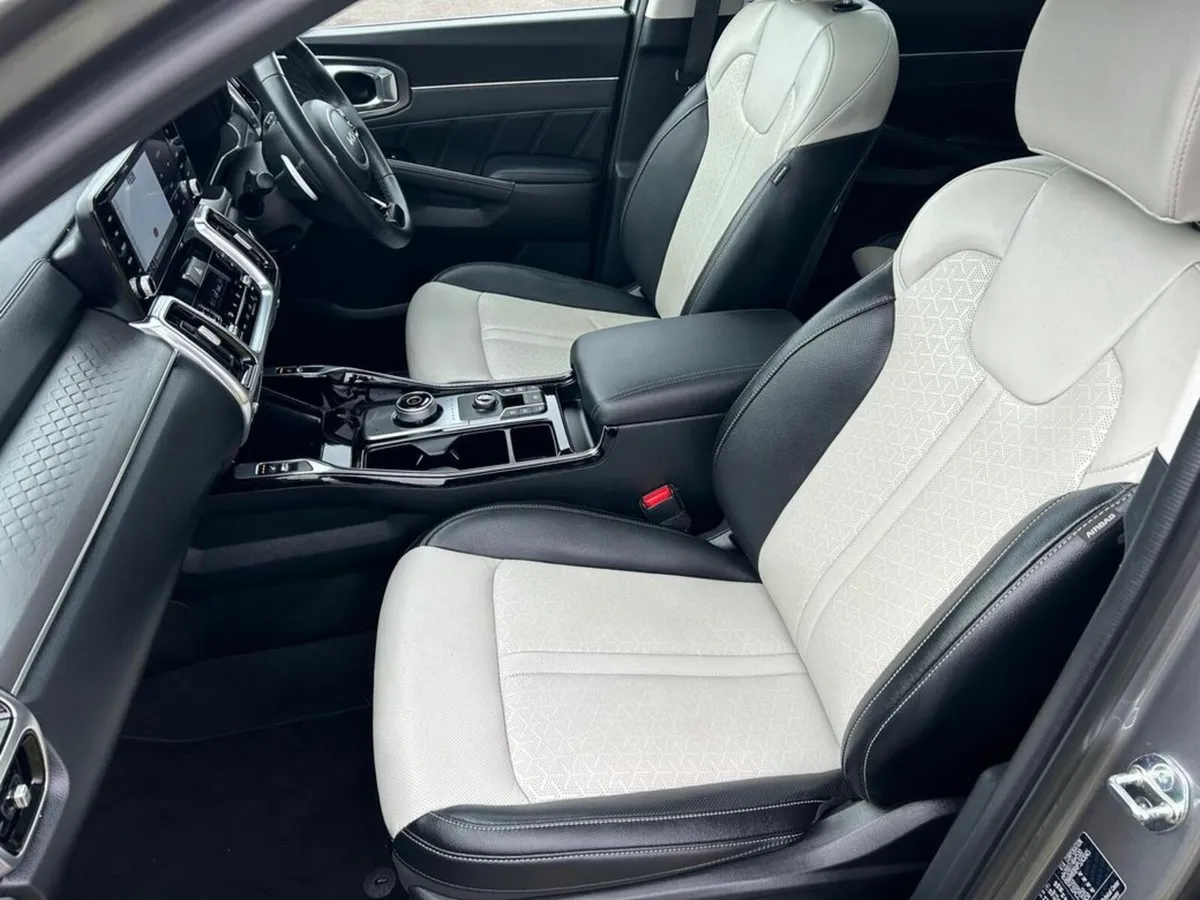 Kia Sorento K4 *WARRANTY UNTIL 2031* STUNNER* Dual - Image 4