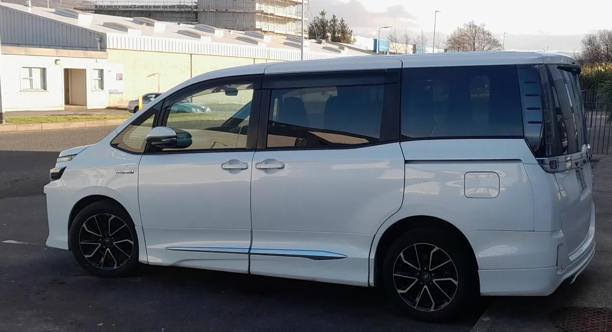 Toyota Voxy 7 seater hybrid auto - Image 4