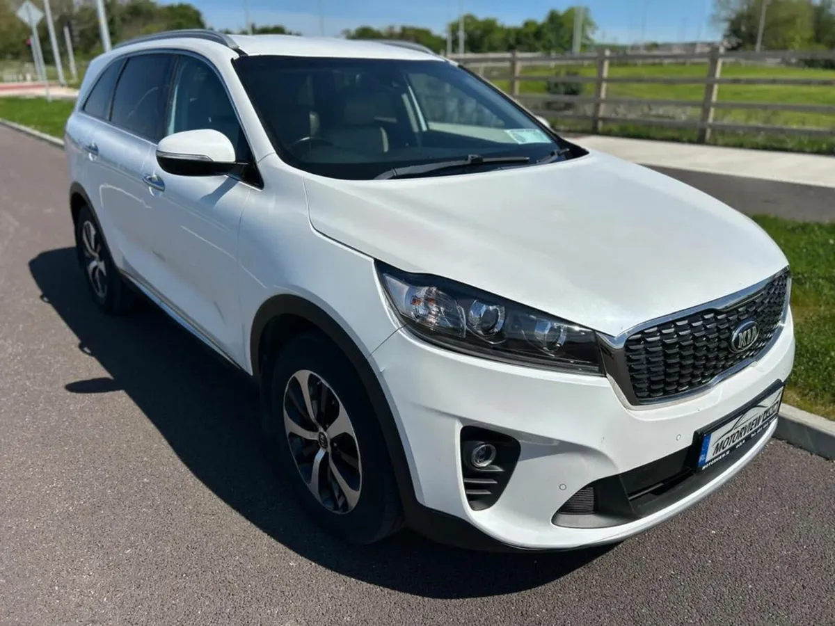 Kia Sorento 7 SEATER 2.2D EXECUTIVE SPEC * Sat Nav - Image 3