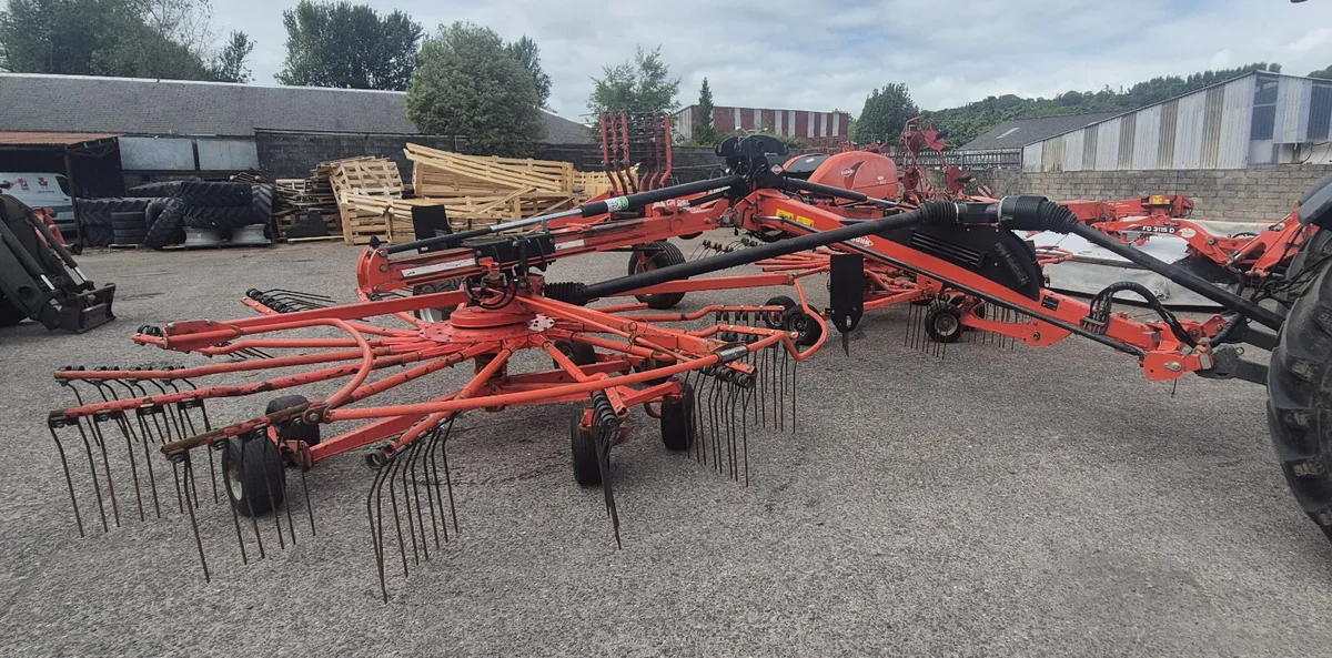 Kuhn GA9531 twin rotor rake - Image 3