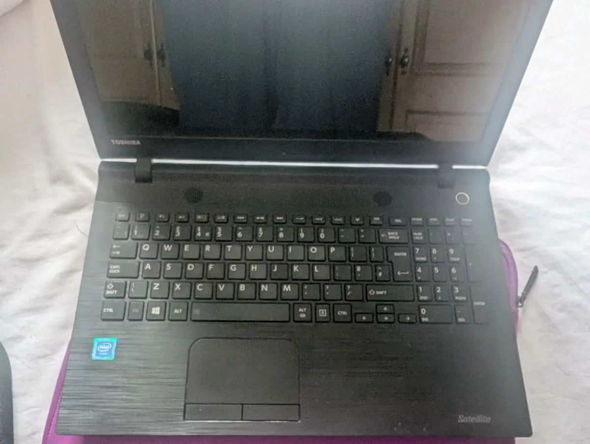 Toshiba laptop - Image 2