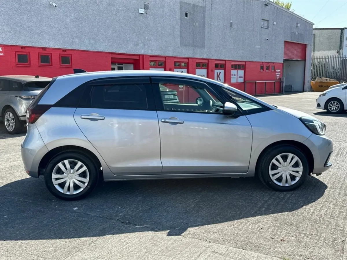 Honda Fit 1.5 HYBRID - AUTOMATIC - REVERSE CAMERA - Image 3
