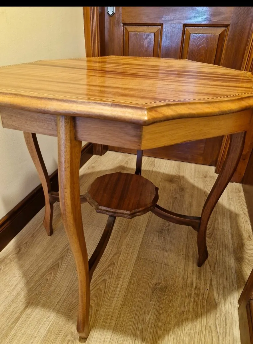 Queen anne style table - Image 1