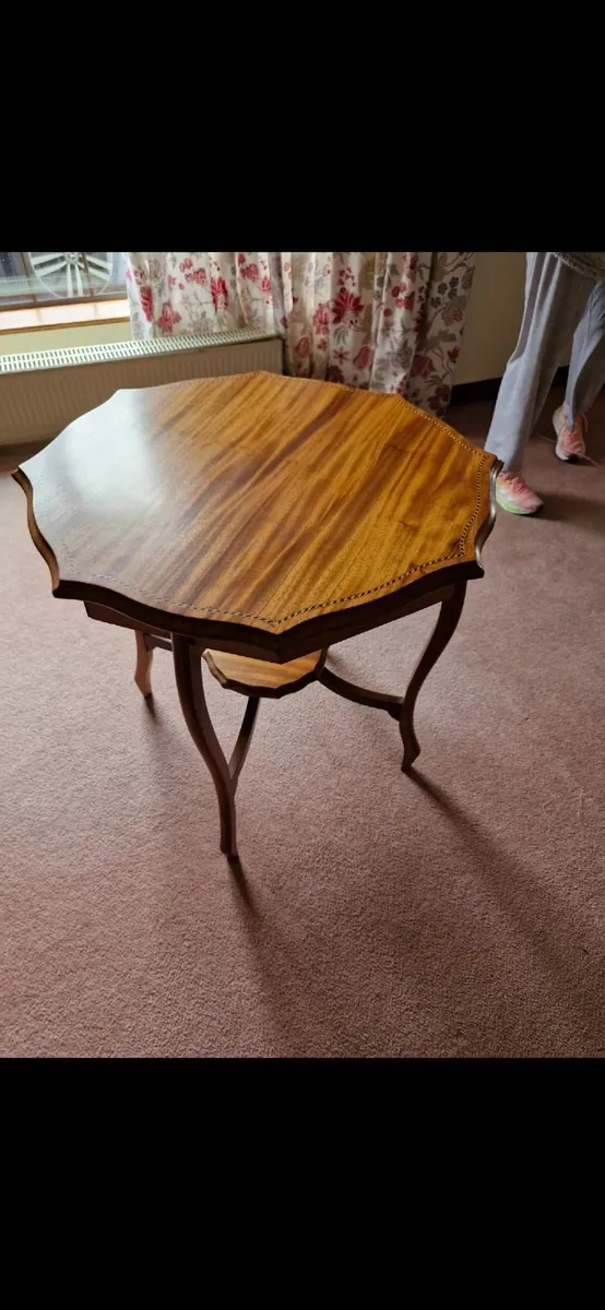 Queen anne style table - Image 2